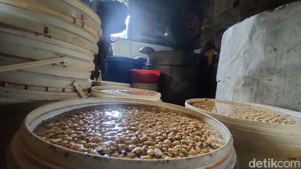 Aktivitas produsen tahu di Wonobroto, Kalurahan Tuksono, Kapanewon Sentolo, Kabupaten Kulon Progo, Daerah Istimewa Yogyakarta (DIY), Jumat (28/10/2022).