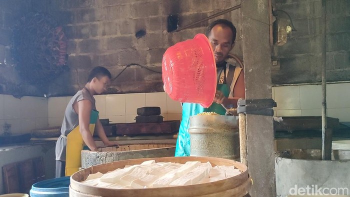 Aktivitas produsen tahu di Wonobroto, Kalurahan Tuksono, Kapanewon Sentolo, Kabupaten Kulon Progo, Daerah Istimewa Yogyakarta (DIY), Jumat (28/10/2022).