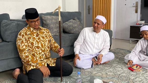 Anies Baswedan dapat hadiah tongkat tanduk rusa dari Habib Novel Alaydrus