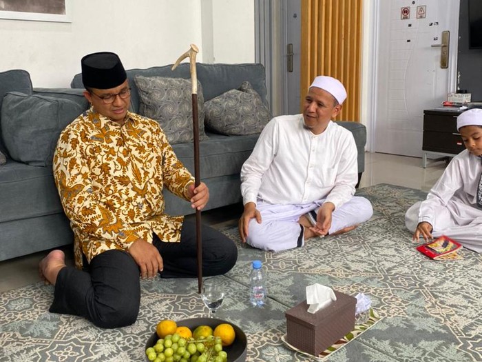 Anies Baswedan dapat hadiah tongkat tanduk rusa dari Habib Novel Alaydrus
