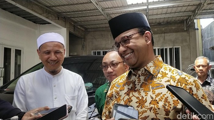 Anies Baswedan diberi hadiah tongkat tanduk rusa dari Habib Novel Alaydrus, Jumat (28/10/2022).