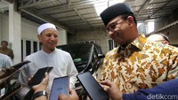 Hadiah tongkat tanduk rusa ini diberikan Habib Novel saat Anies Baswedan berkunjung ke Pondok Pesantren Ar-Raudhah, Solo, Jumat (28/10/2022). Anies tampak tersenyum semringah menerima hadiah dari Habib Novel. Foto: Tara Wahyu NV/detikJateng