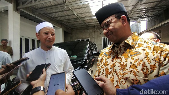 Anies Baswedan diberi hadiah tongkat tanduk rusa dari Habib Novel Alaydrus, Jumat (28/10/2022).