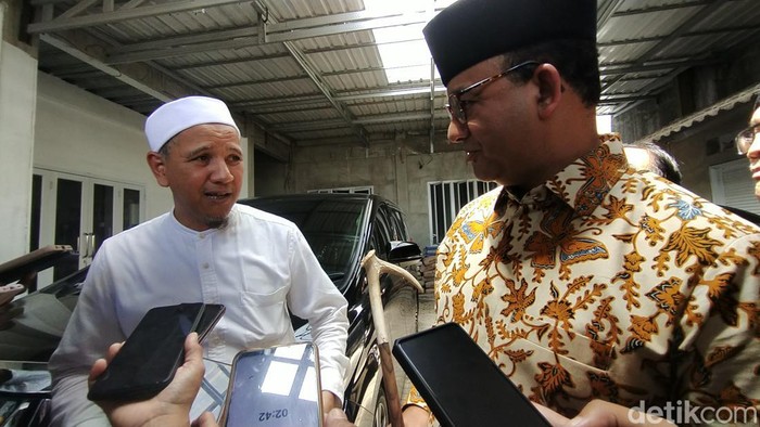 Anies Baswedan mendapat tongkat tanduk rusa dari Habib Novel Alaydrus. Tongkat ini diberikan saat Anies ke  Pondok Pesantren Ar-Raudhah, Solo, Jumat(28/10/2022).