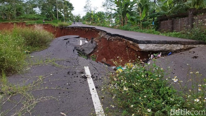 Apa yang menjadi penyebab tanah gerak? Tanah bergerak adalah jenis bencana alam yang sering terjadi di Indonesia yang bisa disebabkan oleh banyak faktor.