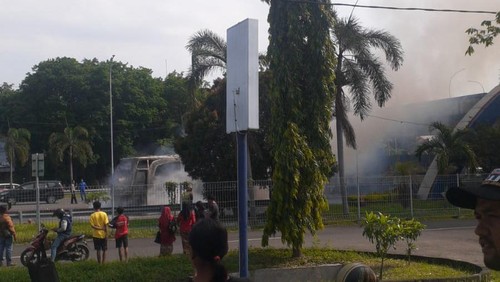Asap mengepul di bus yang membawa rombongan mahasiswa Universitas Mataram (Unram) di Exit Tol Menanggal Surabaya, Jumat (28/10/2022).