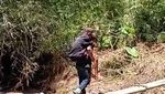 Potret Warga Yehembang Kauh Jembrana Gendong Lansia Lintasi Jembatan