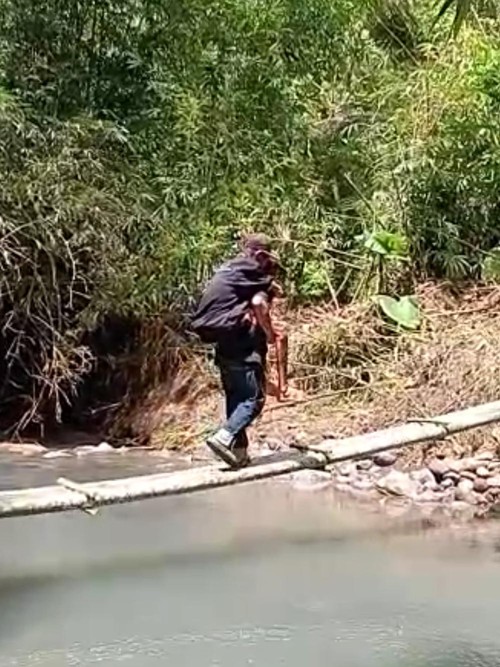 Warga gendong lansia seberangi jembatan darurat Banjar Sekarkejula Kelod, Desa Yehembang Kauh, Kecamatan Mendoyo.