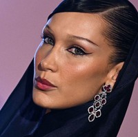 Bella semakin cantik dengan riasan yang khas wanita Arab. Eyeliner bawah mata yang dibuat lebih panjang di bawah mata, dan membentuk cat eye. Foto: Getty Images