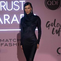 Berjalan di karept merah, Bella menyempurnakan penampilannya dengan kerudung yang senada dengan busananya. Foto: Getty Images