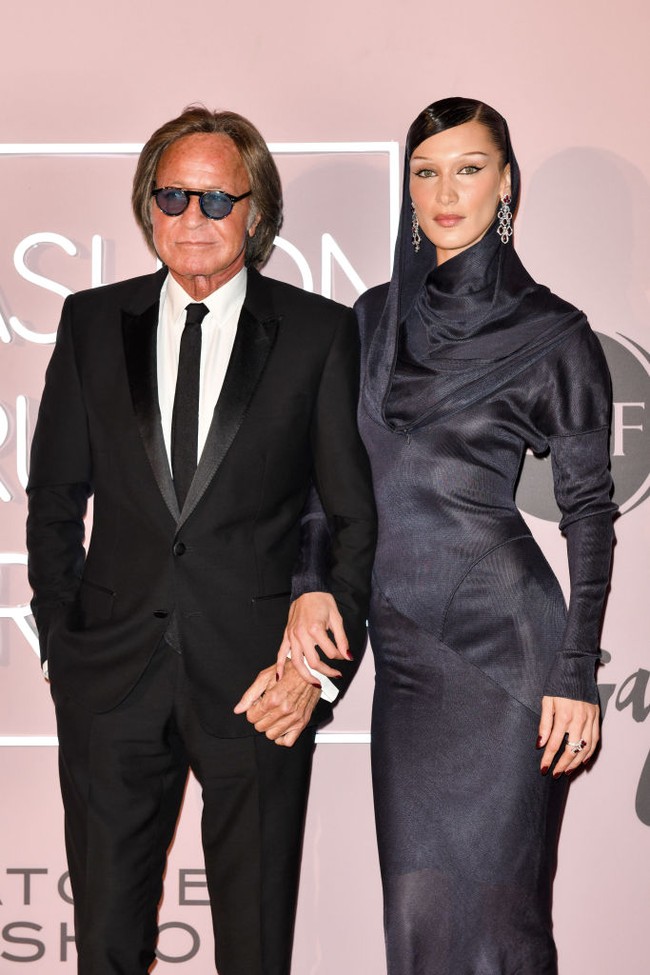 Ayah Bella Hadid, Mohammed Hadid juga hadir di acara tersebut. Inilah momen high fashion ayah dan putrinya itu. Foto: Getty Images