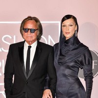 Ayah Bella Hadid, Mohammed Hadid juga hadir di acara tersebut. Inilah momen high fashion ayah dan putrinya itu. Foto: Getty Images
