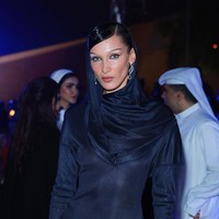 Penampilan tertutup Bella Hadid tersebut dalam rangka hadir ke acara The Fashion Trust Arabia Prize 2022. Acara tersebut berlangsung di The National Museum of Qatar di Doha, Qatar pada Rabu (26/10/2022). Foto: Getty Images