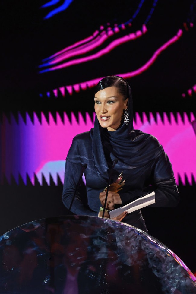 Pada acara tersebut, Bella membacakan nominasi pemenang penghargaan untuk desainer-desainer fashion dari tanah Arab. Foto: Getty Images