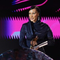 Pada acara tersebut, Bella membacakan nominasi pemenang penghargaan untuk desainer-desainer fashion dari tanah Arab. Foto: Getty Images