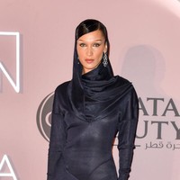 Model Bella Hadid menyerukan masyarakat dunia untuk membantu krisis kemanusiaan yang terjadi di Gaza akibat serangan Israel. Dia juga mendesak para followers-nya yang berjumlah 60,8 juta untuk terus menekan para penguasa agar memastikan warga sipil Palestina tidak bersalah tidak menjadi korban perang yang terlupakan. Saya berpihak pada kemanusiaan, mengetahui bahwa perdamaian dan keamanan adalah milik kita semua. Foto: Getty Images