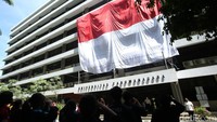 Para mahasiswa memberikan penghormatan saat bendera merah putih dikibarkan.