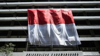 Bendera merah putih yang dikibarkan ini berukuran besar.
