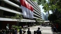 Pengibaran bendera merah putih raksasa diiringi lagu wajib Indonesia Raya.