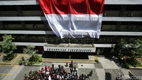 Pengibaran bendera merah putih berukuran raksasa ini dilakukan oleh mahasiswa pecinta alam (Mapala) Kampus Universitas Tarumanegara.