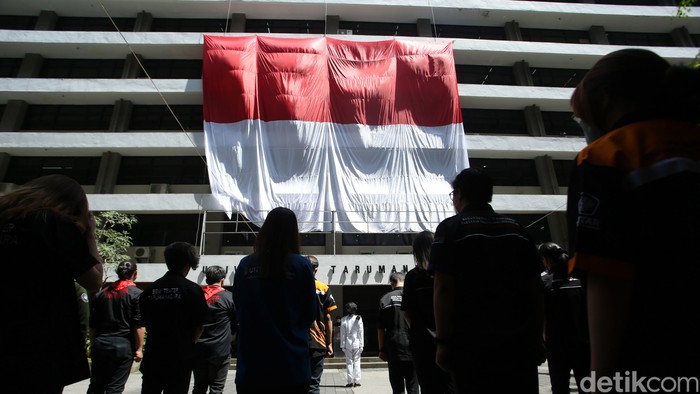 Mahasiswa menggelar upacara Hari Sumpah Pemuda di Universitas Tarumanegara, Jakarta, Jumat (28/10). Dalam upacara itu mereka mengibarkan bendera merah putih raksasa.