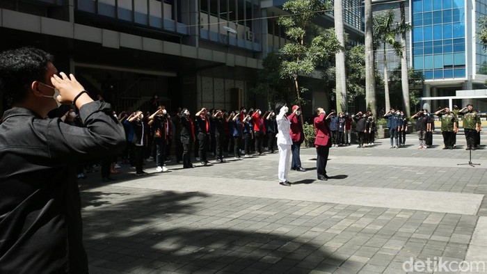 Bendera Raksasa Berkibar di Kampus Sambut Hari Sumpah Pemuda Mahasiswa menggelar upacara Hari Sumpah Pemuda di Universitas Tarumanegara, Jakarta, Jumat (28/10). Dalam upacara itu mereka mengibarkan bendera merah putih raksasa.