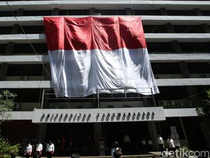 Bendera Raksasa Berkibar di Kampus Sambut Hari Sumpah Pemuda