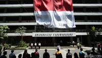 Mahasiswa menggelar upacara untuk memperingati Hari Sumpah Pemuda di halaman Universitas Tarumanegara, Jakarta, Jumat (28/10/2022).
