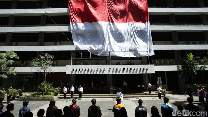 Mahasiswa menggelar upacara Hari Sumpah Pemuda di Universitas Tarumanegara, Jakarta, Jumat (28/10). Dalam upacara itu mereka mengibarkan bendera merah putih raksasa.