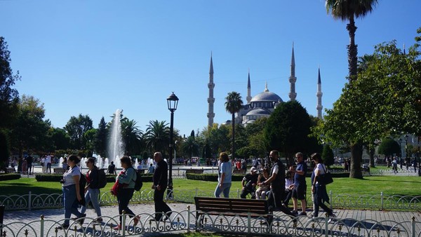 Proses restorasi Masjid Biru diprakarsai oleh pengusaha Turki bernama Mehmet Yildiz. Diperkirakan proses restorasi ini akan selesai pada tahun 2024. (Wahyu Setyo/detikTravel)