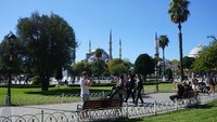 Masjid Biru ini sedang dalam proses renovasi sehingga sama sekali tidak bisa dikunjungi oleh wisatawan. Kita hanya bisa melihat kecantikan masjid ini dari luar saja. Di luar masjid ada area taman yang asri. (Wahyu Setyo/detikTravel)