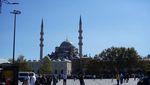 Potret Syahdu Masjid Biru yang Hanya Bisa Dipandang dari Kejauhan