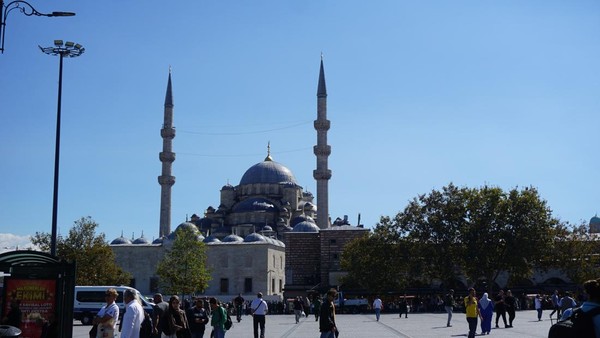 Masjid ini dibangun atas perintah Sultan Ahmed II pada tahun 1609 Masehi. Proses pembangunannya sekitar 3 tahun dan jadi masjid pertama di era Kekaisaran Ottoman. (Wahyu Setyo/detikTravel)