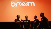 (Ki-Ka) Pungky Wibawa, Co-Founder Broom, Pandu Adi Laras, CEO dan Co-Founder Broom, Claussen Shinduwinata, Chief Operating Officer Broom, Andreas Susanto, Co-Founder Broom berbincang bersama pada Konferensi Pers Peluncuran Produk Buyback, Inovasi Broom Memperkuat Bisnis Showroom Mobil Bekas berbasis Aplikasi di Jakarta (27/10/2022).  