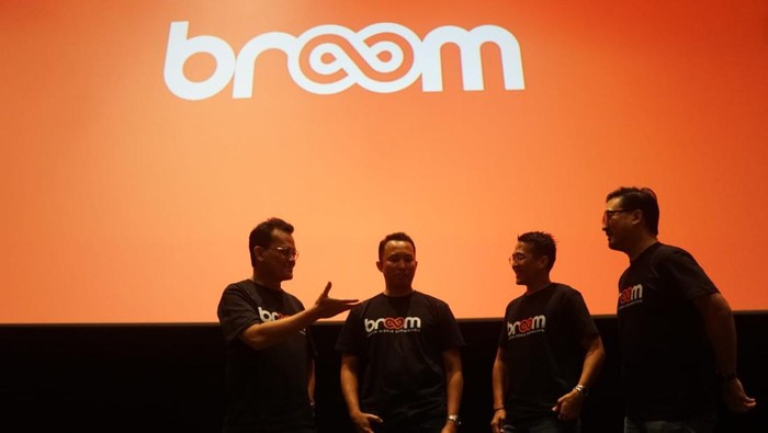 Broom Hadirkan Layanan Buyback, Ini Keuntungannya Bagi Showroom (Ki-Ka) Pungky Wibawa, Co-Founder Broom, Pandu Adi Laras, CEO dan Co-Founder Broom, Claussen Shinduwinata, Chief Operating Officer Broom, Andreas Susanto, Co-Founder Broom berbincang bersama pada Konferensi Pers Peluncuran Produk Buyback, Inovasi Broom Memperkuat Bisnis Showroom Mobil Bekas berbasis Aplikasi di Jakarta (27/10/2022).