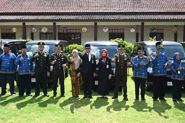 Bupati Kebumen Beri Bansos dan Hadiah 12 Mobil