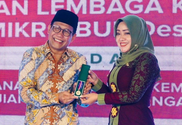 Bupati Mojokerto Raih Penghargaan dari Mendes