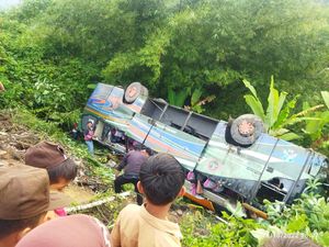 Bus ALS Masuk Jurang di Tapsel, 13 Orang Jadi Korban