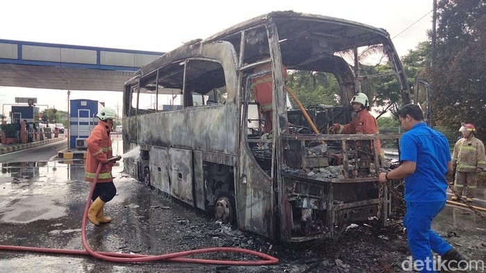 bus terbakar di exit tol menanggal surabaya