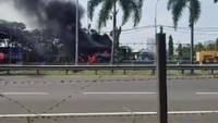 Saat si jago merah melalap bus/Foto: Tangkapan Layar Command Center 112