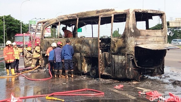 bus terbakar di exit tol menanggal surabaya