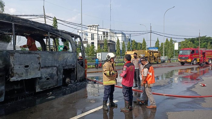 bus terbakar di exit tol menanggal surabaya