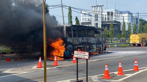 bus terbakar di exit tol menanggal surabaya