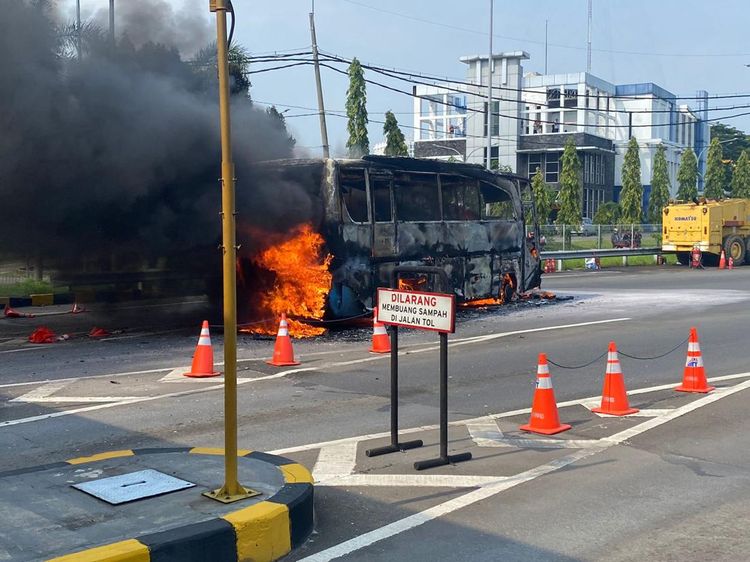 Saat Si Jago Merah Hanguskan Bus Rombongan Universitas Mataram