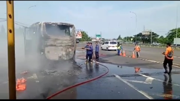bus terbakar di exit tol menanggal surabaya