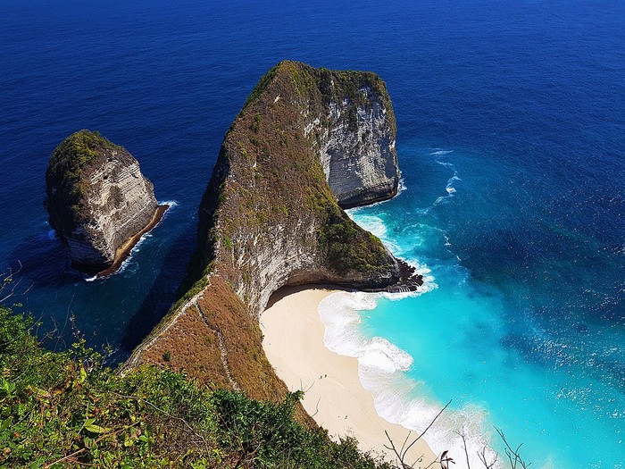 Ilustrasi Crystal Bay Nusa Penida.