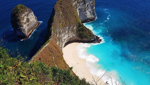 Ilustrasi Crystal Bay Nusa Penida.