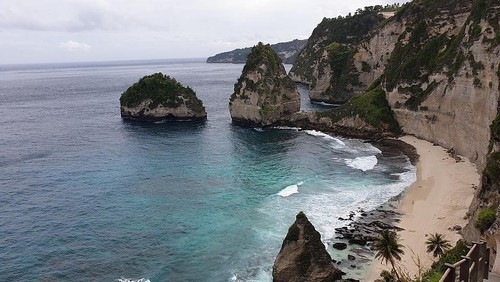Ilustrasi Crystal Bay Nusa Penida.