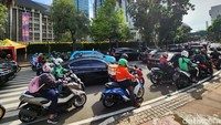Arus lalu lintas yang mengarah ke Jalan Budi Kemuliaan tampak merayap.