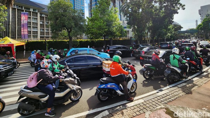 Dampak Penutupan Jalan, Lalin ke Budi Kemuliaan Tersendat Para pengendara berjalan pelan di bundaran air mancur Patung Kuda Jl MH Thamrin menuju Jl Budi Kemuliaan, Jakarta Pusat, Jumat (28/10/2022). Arus lalin terpantau padat imbas penutupan Jl Medan Merdeka Barat. Penutupan dilakukan untuk antisipasi unjuk rasa sore ini.